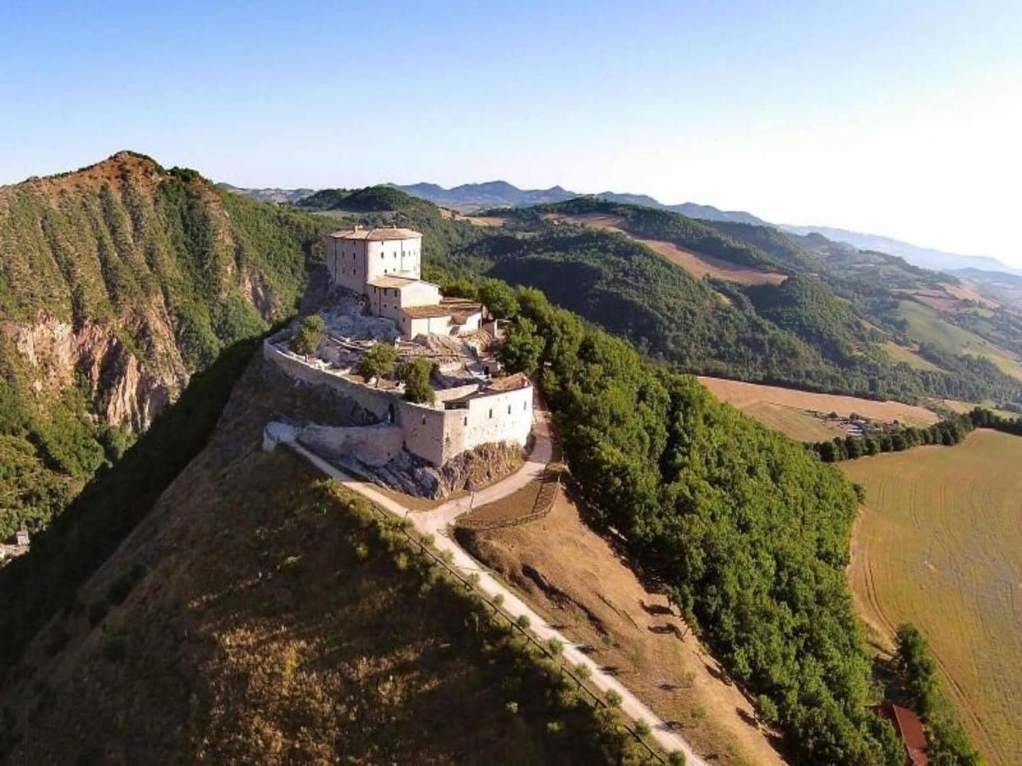 Timeless Villa In Cagli With Garden And Swimming Pool 外观 照片